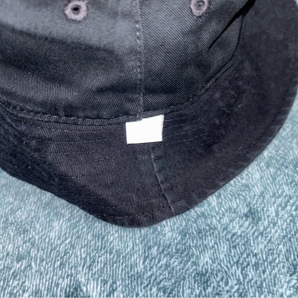 NY Yankees Reversible Embroidered Logo Bucket Hat in Black and White Size S/M - Picture 5 of 5